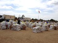 Jebel Marra, Soudan. Le personnel répartit les rations de nourritures, les semences et les outils agricoles à distribuer aux familles de la région de Jebel Marra.