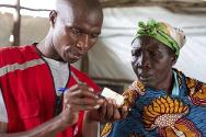 Ouganda, Camp de réfugiés de Nyakadande. Le CICR et la Croix-Rouge ougandaise donnent la possibilité aux réfugiés en provenance de RDC de contacter leurs proches par téléphone ou messages Croix-Rouge.