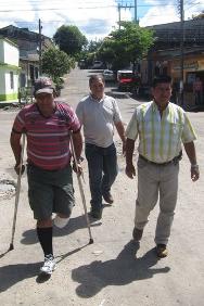 Alberto se rend tous les jours à l’hôpital de Florencia pour ses séances de physiothérapie. À cause de l’absence de trottoirs et d’une planification urbaine qui ne prend pas en compte les handicapés, ses trajets sont semés d’embûches.