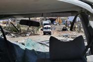 Bent Jbail, Liban. Un convoi du CICR circule parmi les décombres, à la suite de bombardements.