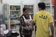 Une femme médecin du CICR traite un détenu à la prison Labuhan Deli, dans la province de Sumatra du Sud.
