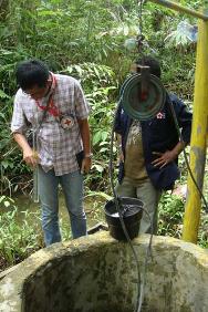 Un ingénieur eau et habitat du CICR examine la qualité de l’eau tirée d’un puits dans la province de Papouasie.