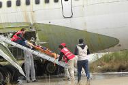 Des secouristes du Croissant-Rouge libyen évacuent un 
