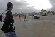 Les secouristes du Croissant-Rouge libyen transportent un 