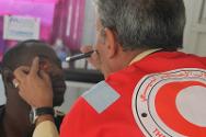 Une équipe médicale du Croissant-Rouge libyen examine et traite les immigrants.