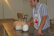 Abdulbadih El Dada, délégué du CICR chargé des premiers secours, anime une séance de formation destinée, entre autres, aux membres du personnel du Croissant-Rouge libyen.