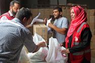 Des volontaires du Croissant-Rouge libyen distribuent de la nourriture pendant le Ramadan. Parmi les bénéficiaires se trouvent des réfugiés syriens.