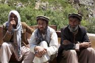 De gauche à droite : Baba Jan, responsable de la gestion des catastrophes au sein de la section du Panshir du Croissant-Rouge afghan, Qari Fazalhaq et Mullah Mohammad, en discussion avec leurs visiteurs.