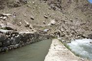 Le barrage et un petit canal de dérivation ont permis d’alimenter le système d’irrigation. 