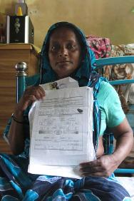 Mehera Begum, la mère de Babu, tient le formulaire accompagnant l’échantillon d’ADN de son fils.
