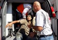 Shujaia, Gaza. Le CICR transfère un blessé dans une ambulance pour l'évacuer.