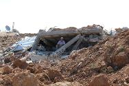 Un homme est assis où se trouvait sa maison dans le quartier de Beit Hanoun. Depuis le début du conflit, le CICR ​​a fourni à plus de 130 000 personnes des abris, de la literie, des kits d'hygiène, du matériel de cuisine et des rations alimentaires.