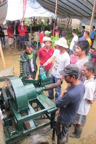 Las Navas, nord de Samar . Des agriculteurs se familiarisent avec des machines pour travailler le chanvre, données par le CICR​. Elles permettront d'augmenter la productivité en réduisant le temps et les efforts nécessaires, et permettront aussi d'améliorer la qualité du produit.
