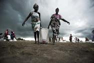 Leer, Soudan du Sud. Des femmes sont venues chercher du sorgho et de l’huile quelques heures après un largage aérien mené par le CICR.