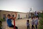 Enfants palestiniens à l’école dans le village d’Al-Fasayil Foqa, dans la vallée du Jourdain. Par manque de terrains disponibles, les autorités de ce village palestinien ont construit cette école dans une zone contrôlée par les Israéliens. L'école est aujourd’hui visée par un ordre de démolition, émis par les autorités israéliennes.