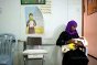 Une mère palestinienne amène son nouveau-né dans un dispensaire médical du Croissant-Rouge palestinien à Al-Jiftlik, dans la vallée du Jourdain. En raison des restrictions qui s’appliquent à la construction et au développement des infrastructures publiques, des milliers d’habitants d’Al Jiftlik n’ont que ce petit dispensaire pour se faire soigner.