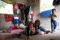 Les enfants d’Abedelhadim Abedelnazik Masaeid dans leur maison, constituée d’une seule pièce, à Al-Jiftlik. Les habitants d’Al-Jiftlik hésitent à agrandir leurs maisons ou à en construire de nouvelles, sachant qu’elles seront démolies.