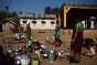 Goalpara, État d’Assam, en Inde. Des femmes déplacées de la communauté Rabha préparent de la nourriture dans une cuisine de fortune installée dans la cour de jeu d’une école transformée en camp de déplacés. 