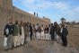 Lors d’une pause dans une prison provinciale dans l’ouest de l’Afghanistan, un délégué du CICR (à l’extrême gauche) pose pour une photo avec l’entrepreneur chargé du projet et plusieurs de ses employés ainsi qu’avec le personnel pénitentiaire.