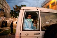 Yemen, 2011. AmbulanLes ambulances prennent de gros risques pour récupérer les blessés et peuvent être victimes de balles perdues destinées aux opposants, au cours des affrontements.
