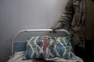 Mizdah, Libye. L'hôpital de Mizdah a été touché par un obus, dont les éclats ont blessé plusieurs patients qui se trouvaient dans leur lit.