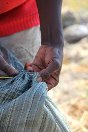 Zimbabwe, ferme pénitentiaire d'Anju. Un détenu coud un sac de haricots pour le fermer. 