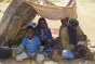 Dibissi, Burkina Faso. Début d’installation d'abri. Cette famille de réfugiés vient d'arriver à Dibissi, fuyant l'insécurité au Mali. 