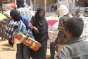 Gandafabou, Burkina Faso. Des réfugiés maliens reçoivent des couvertures, des bâches et d'autres articles essentiels de la part de la Croix-Rouge Burkinabè et du CICR.