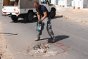 Syrte, Libye. Un membre d’une équipe du CICR spécialisée dans la contamination par les armes retire un obus non explosé d’une rue de la ville (février 2012).