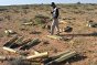 Buhadi, Libye. Un membre d’une équipe du CICR spécialisée dans la contamination par les armes inspecte un endroit infesté de munitions non explosées (février 2012).