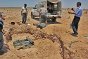 Un site d’élimination de munitions aux environs de Tripoli, Libye. Une équipe de dépollution du CICR travaille avec des membres du Conseil militaire libyen à la destruction d’engins non explosés, en présence de la police libyenne.