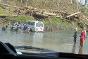Des véhicules du CICR traversent une rivière pour atteindre une communauté touchée par le typhon, située loin de la route principale. La Croix-Rouge s'emploie à fournir des articles de secours dans tous les villages des zones sinistrées.