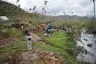 Pour approvisionner en eau potable les zones où le typhon a endommagé le système de distribution d'eau local, des équipes conjointes du CICR et de la Croix-Rouge philippine ont pris des mesures d'urgence comme l'installation d'un appareil de traitement de l'eau près d'un cours d'eau.