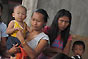 Les habitants participent à la préparation d'une distribution de vivres et d'articles de secours conduite par les personnels du CICR et de la Croix-Rouge philippine à Campawan, municipalité de Baganga, zone durement frappée par le typhon Bopha.