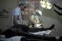 Soudan du Sud. Un chirurgien du CICR désinfecte la jambe d’un patient avant de commencer à l’opérer. Blessé par balle lors d’affrontements tribaux, l’homme est resté caché plusieurs jours dans la brousse avant d’être évacué sur l’hôpital de Bor.