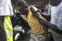 Soudan du Sud. Des collaborateurs du CICR reçoivent un blessé à son arrivée à l’hôpital de Bor.