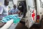 Soudan du Sud. Des collaborateurs du CICR hissent un blessé à bord d’un véhicule qui le transportera à l’hôpital, où il sera opéré.