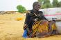 Rentrée du camp de réfugiés mauritanien de Mbera, cette sexagénaire veuve et sans ressources est contente d’avoir reçu des articles ménagers de première nécessité ; ils lui permettront de faire face à la saison froide qui s’annonce.
