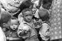 Vientiane, Laos, 1961, durant la guerre civile. Des enfants déplacés de la région contrôlée par le Pathet Lao, dans le nord du pays, reçoivent des secours. 