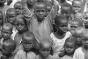 Nigeria, durant la guerre du Biafra, de 1967 à 1970. Dans le camps d'Ozu-Akoli, des enfants attendent de recevoir un repas. L'aide alimentaire est d’autant plus essentielle dans le cas des enfants que ceux-ci risquent d'être atteints dans leur développement physique et mental s'ils sont mal nourris.
