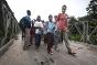 Comté de Grand Gedeh, à la frontière entre le Liberia et la Côte d’Ivoire, 2013. Une employée du CICR traverse la frontière avec un groupe d'enfants. Après une recherche de leurs familles, qui a duré deux ans, et un long voyage à travers le Libéria, ces enfants vont bientôt être réunis avec leurs familles.
