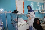 Hospital Regional Mirwais, Kandahar. Uma enfermeira monitora um bebê em uma encubadora, um de muitos no distrito.