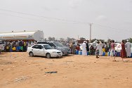Leste de Sirte. Famílias deslocadas de Sirte fazem fila para receber combustível trazido em um tanque para que eles possam seguir para o leste. 