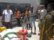 Brazzaville, estabelecimento de cuidados infantis em Makelekele. Artigos doados ao estabelecimento, que cuida de menores desacompanhados.