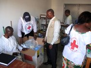 Brazzaville, remédios e artigos doados ao centro de assistência primária básica localizados perto de onde as pessoas deslocadas estão alojadas.