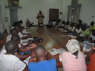 Brazzaville, sede da Cruz Vermelha Congolesa. Os voluntários recebem apoio psicológico em sessões de grupo e recebem treinamento em técnicas de gestão de estresse antes de serem posicionados no terreno.