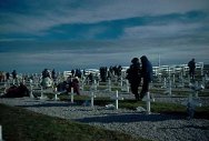 Malvinas, Ilhas Falkland. Familiares de soldados argentinos mortos durante conflito jogam flores nos túmulos de seus entes queridos.