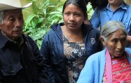 Juana junto com seus avós, que a criaram depois da fuga forçada de seus pais e irmãos.