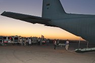No aeroporto de Al Kufra, Líbia. Após os combates em Al Kufra, as equipes do CICV carregam uma vítima desde a ambulância até uma das aeronaves fornecidas pelo Ministério da Saúde.