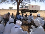 Buram, Sul de Darfur. Delegados do CICV conversam com líderes comunitários para explicar o objetivo da sua visita e o trabalho da organização.